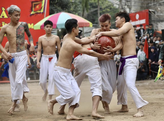 Trai làng Thuý Lĩnh, Hà Nội so tài đọ sức trong lễ hội vật cầu đầu năm - Ảnh 13.