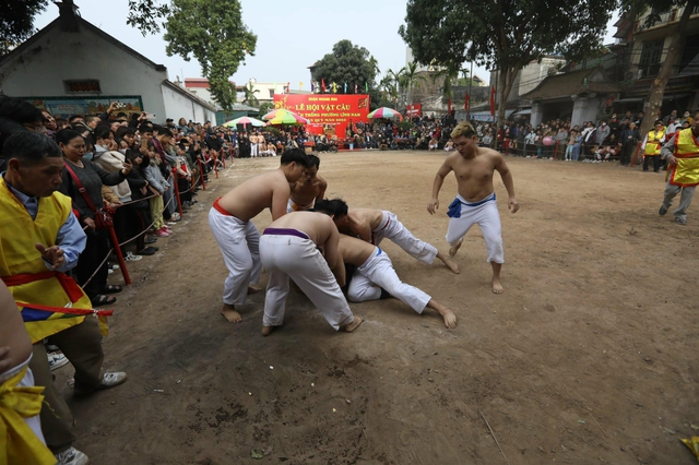 Trai làng Thuý Lĩnh, Hà Nội so tài đọ sức trong lễ hội vật cầu đầu năm - Ảnh 12.