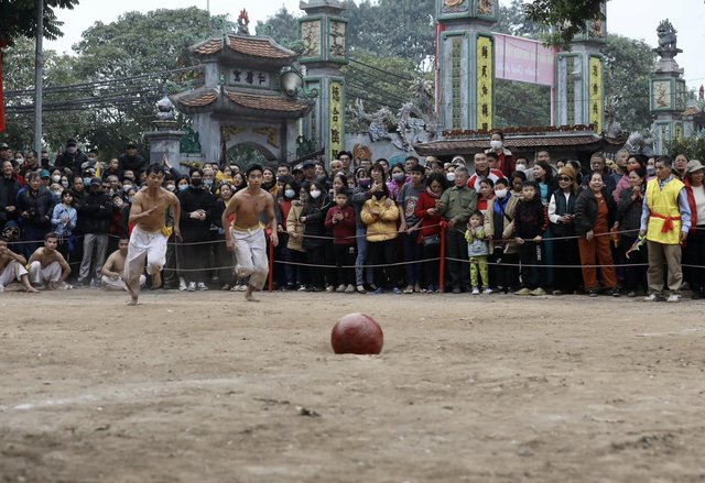 Trai làng Thuý Lĩnh, Hà Nội so tài đọ sức trong lễ hội vật cầu đầu năm - Ảnh 11.