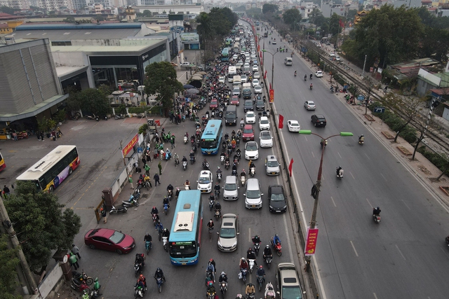 Người dân ùn ùn đổ về Thủ đô, cửa ngõ phía nam thành phố ùn tắc nhiều điểm - Ảnh 10.