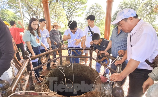 Vạn người nô nức về bảo tàng Quang Trung, xếp hàng uống nước giếng cổ nhà Tây Sơn - Ảnh 7.