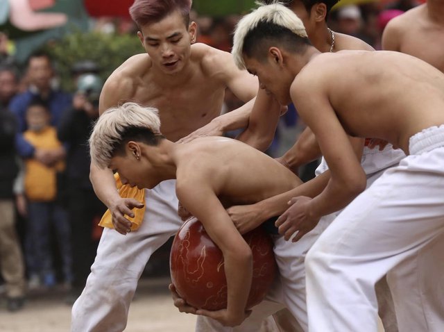 Trai làng Thuý Lĩnh, Hà Nội so tài đọ sức trong lễ hội vật cầu đầu năm - Ảnh 8.