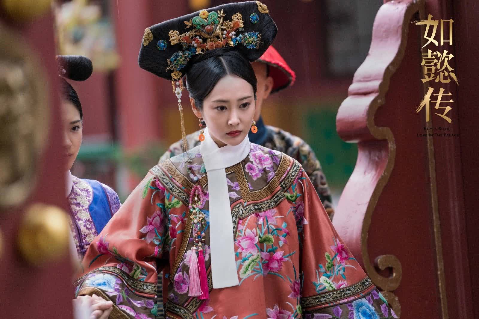 Hất văng Minh Hằng ở Chị Chị Em Em 2, Ngọc Trinh ắt hẳn đã học lỏm mưu hèn kế bẩn từ mỹ nhân cung đấu đình đám này! - Ảnh 2. Hất văng Minh Hằng ở Chị Chị Em Em 2, Ngọc Trinh ắt hẳn đã học lỏm mưu hèn kế bẩn từ mỹ nhân cung đấu đình đám này! - Ảnh 2.