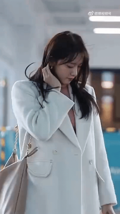 Nữ thần Yoona bỗng biến sân bay thành phim trường ngôn tình: Bị gió thổi cho tóc tai rối bời mà vẫn đẹp đến nao lòng - Ảnh 3.