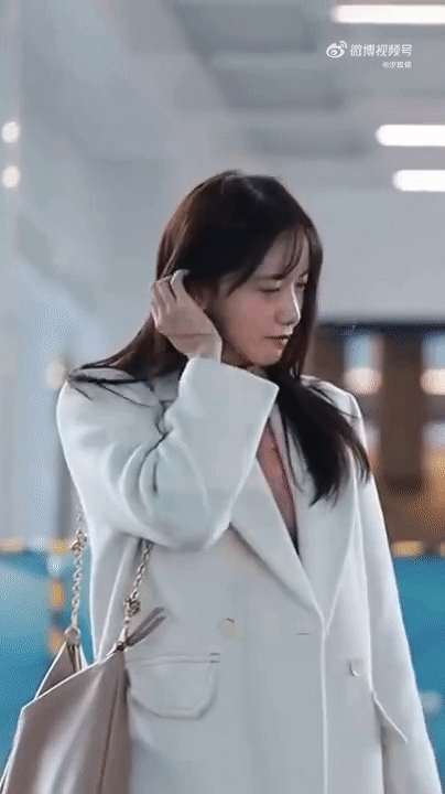 Nữ thần Yoona bỗng biến sân bay thành phim trường ngôn tình: Bị gió thổi cho tóc tai rối bời mà vẫn đẹp đến nao lòng - Ảnh 2.