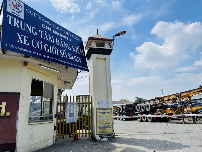 Cảnh tượng lạ ở các trung tâm đăng kiểm tại TP.HCM từ sáng đến trưa 27-1 - Ảnh 4.