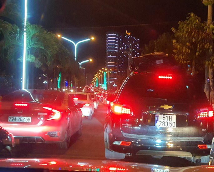 Sập cổng chào Tết ở TP Nha Trang, giao thông ách tắc nghiêm trọng - Ảnh 2. Sập cổng chào Tết ở TP Nha Trang, giao thông ách tắc nghiêm trọng - Ảnh 2.