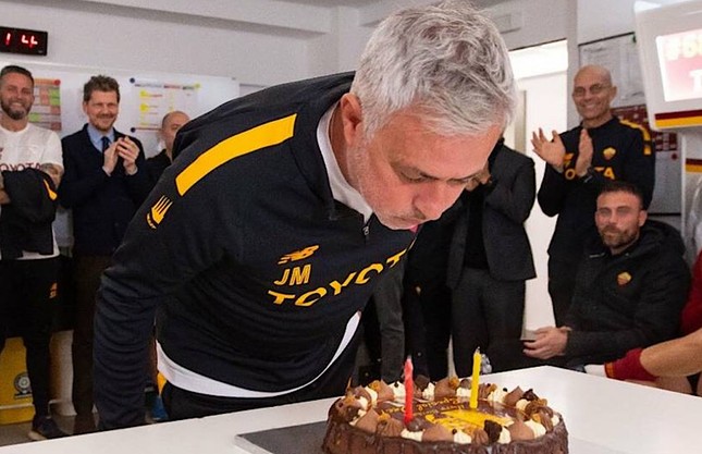 Mourinho có hành động đáng ngưỡng mộ trong buổi sinh nhật tuổi 60 - Ảnh 1.