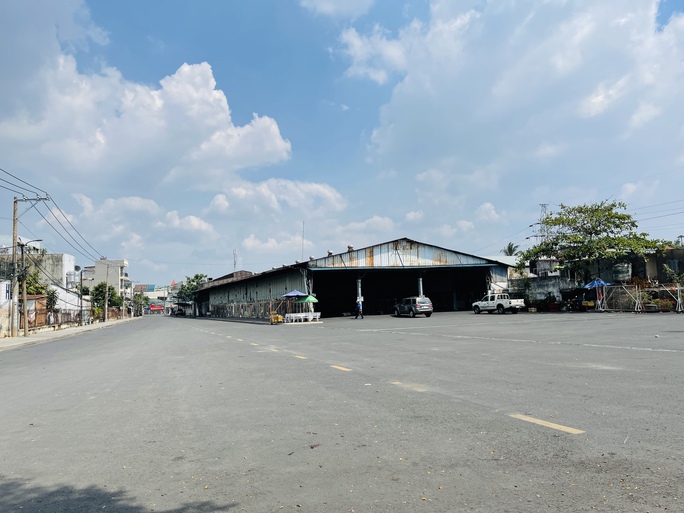 Cảnh tượng lạ ở các trung tâm đăng kiểm tại TP.HCM từ sáng đến trưa 27-1 - Ảnh 3.