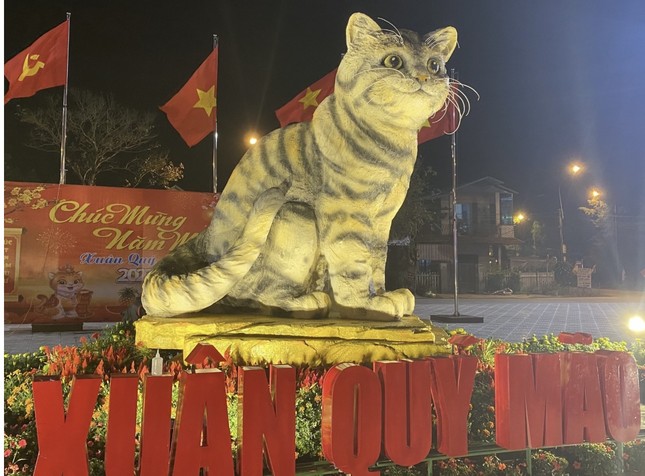 Khen thưởng nghệ nhân tạo hình linh vật hoa hậu mèo ở Quảng Trị - Ảnh 2.