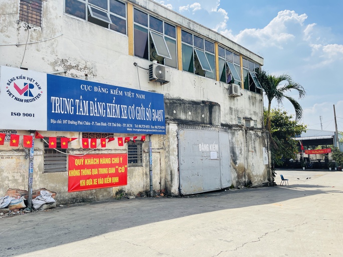 Cảnh tượng lạ ở các trung tâm đăng kiểm tại TP.HCM từ sáng đến trưa 27-1 - Ảnh 2.