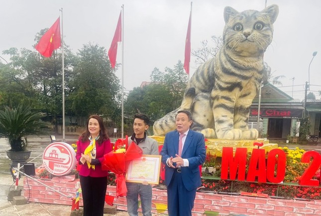 Khen thưởng nghệ nhân tạo hình linh vật hoa hậu mèo ở Quảng Trị - Ảnh 1.