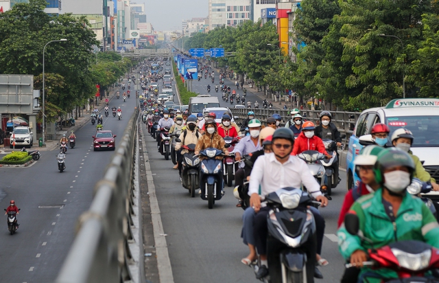 Ngày đầu đi làm sau kì nghỉ Tết: Đường phố Hà Nội kẹt cứng, TP.HCM thông thoáng - Ảnh 19.