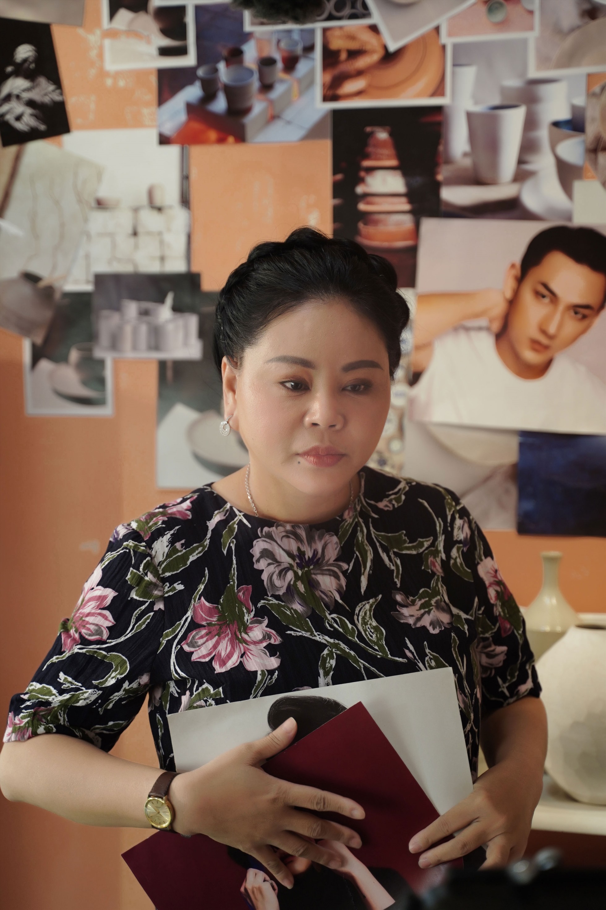 Thông điệp tiêu cực của Nhà Bà Nữ: Còn trẻ cứ sai đi rồi sửa, giải tỏa áp lực gia đình trên bàn nhậu và đi ngoại tình - Ảnh 2. Thông điệp tiêu cực của Nhà Bà Nữ: Còn trẻ cứ sai đi rồi sửa, giải tỏa áp lực gia đình trên bàn nhậu và đi ngoại tình - Ảnh 2.