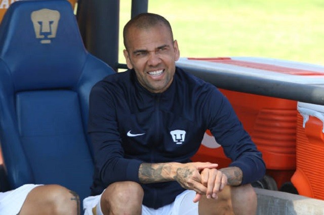 Dani Alves phải đổi trại giam vì ký tặng cho các bạn tù - Ảnh 1.