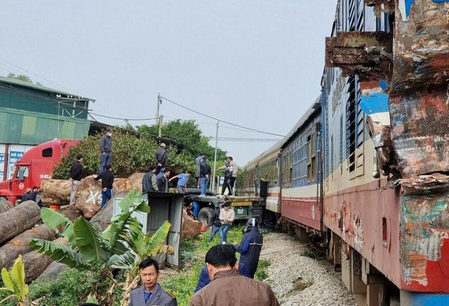 Tài xế xe đầu kéo rời khỏi hiện trường sau vụ va chạm với tàu khách SE5 tại Thường Tín - Ảnh 1.