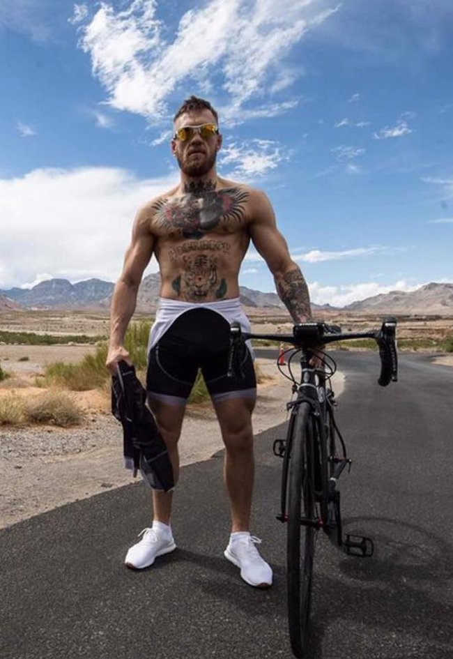 Conor McGregor may mắn thoát nạn sau khi bị xe hơi tông trúng tại quê nhà - Ảnh 2.