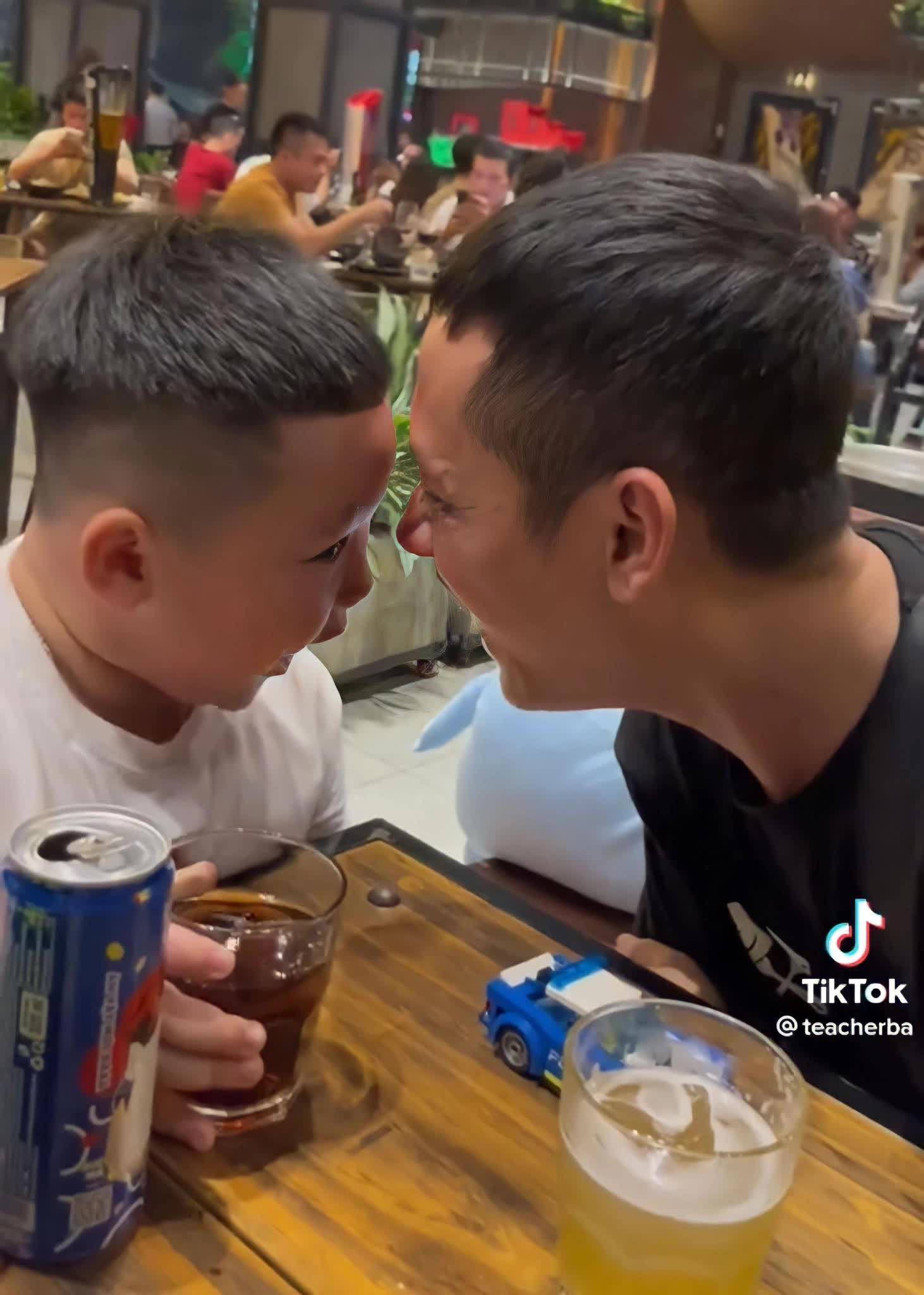 Đều là streamer nổi tiếng, đông fan nhất nhì Việt Nam nhưng cớ sao Độ Mixi và Thầy giáo Ba vẫn chịu cảnh con ruột anti bố? - Ảnh 6. Đều là streamer nổi tiếng, đông fan nhất nhì Việt Nam nhưng cớ sao Độ Mixi và Thầy giáo Ba vẫn chịu cảnh con ruột anti bố? - Ảnh 6.
