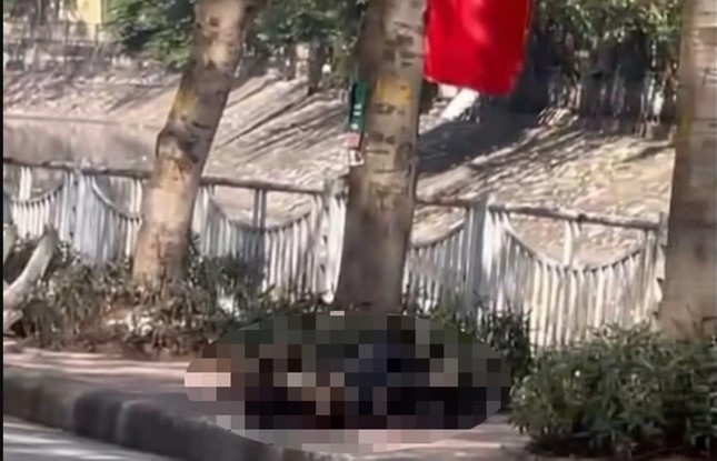 Hà Nội: Người phụ nữ nghi tẩm xăng tự thiêu ở ven sông - Ảnh 2.