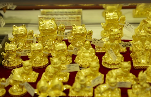 Người dân Hà Nội đổ xô đi mua vàng trước ngày Vía Thần Tài - Ảnh 4.
