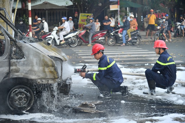 Ô tô 16 chỗ bất ngờ bốc cháy ngùn ngụt khi đang lưu thông - Ảnh 2.