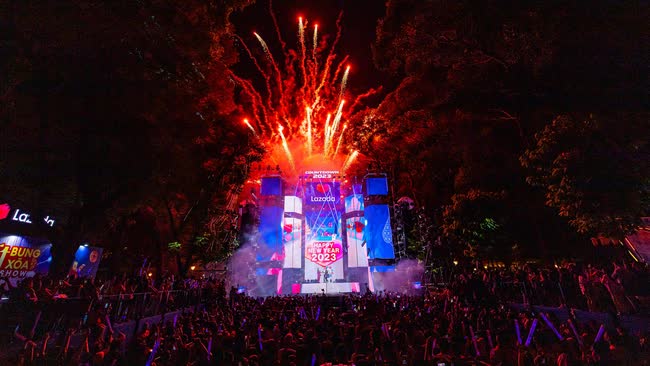 MONO xuất hiện 1 c&aacute;ch bất ngờ ở Lazada Super Show, d&agrave;n sao Vpop khuấy đảo đ&ecirc;m nhạc đ&oacute;n 2023 - Ảnh 7.