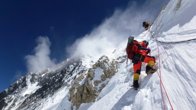 Những điều đáng sợ xảy ra với cơ thể con người tại vùng tử thần của đỉnh Everest - Ảnh 4.