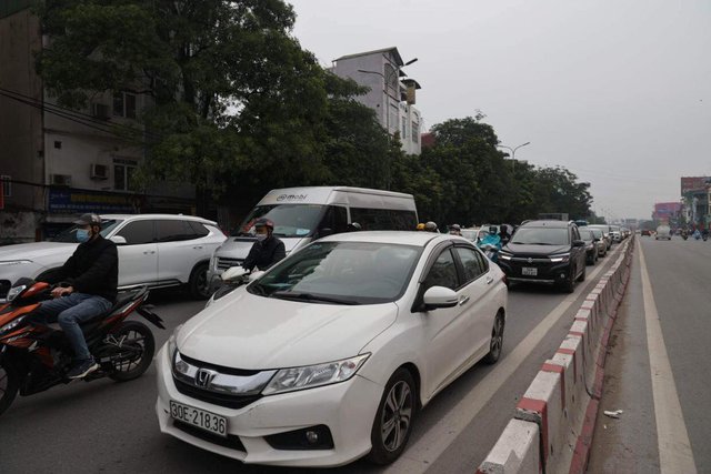 Đường phố &ugrave;n tắc k&eacute;o d&agrave;i trong ng&agrave;y đầu ti&ecirc;n trở lại đi l&agrave;m năm 2023 - Ảnh 15.