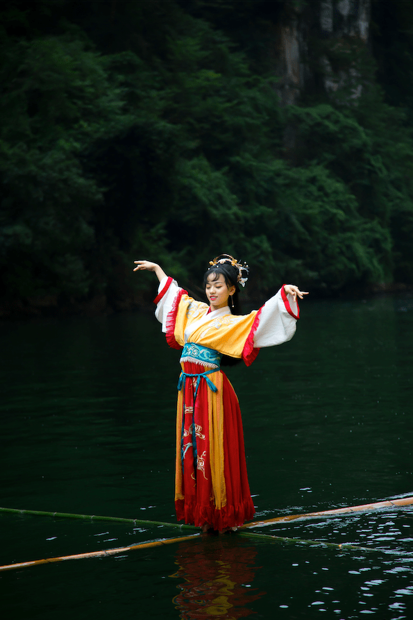 Cô gái sở hữu tuyệt kỹ lướt trên mặt nước gần thất truyền, biểu diễn trên sông như bước ra từ phim võ hiệp - Ảnh 1.