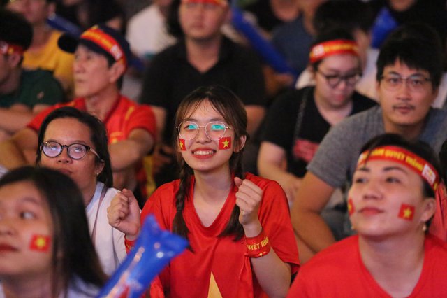 CĐV ở TP.HCM ôm nhau nhảy múa mừng chiến thắng 3-0 của ĐT Việt Nam trước Myanmar - Ảnh 4.