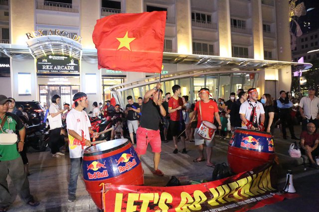 CĐV ở TP.HCM ôm nhau nhảy múa mừng chiến thắng 3-0 của ĐT Việt Nam trước Myanmar - Ảnh 2.