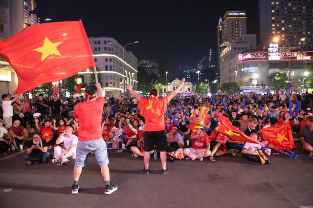 CĐV ở TP.HCM ôm nhau nhảy múa mừng chiến thắng 3-0 của ĐT Việt Nam trước Myanmar - Ảnh 1.