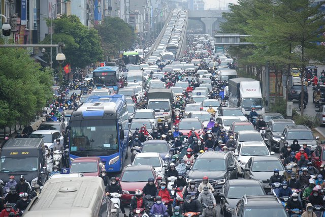 Đường phố &ugrave;n tắc k&eacute;o d&agrave;i trong ng&agrave;y đầu ti&ecirc;n trở lại đi l&agrave;m năm 2023 - Ảnh 10.
