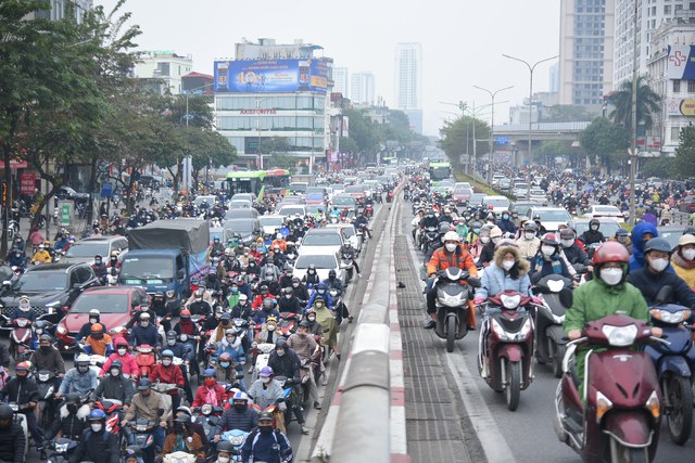 Đường phố &ugrave;n tắc k&eacute;o d&agrave;i trong ng&agrave;y đầu ti&ecirc;n trở lại đi l&agrave;m năm 2023 - Ảnh 9.