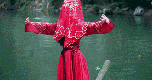 Cô gái sở hữu tuyệt kỹ lướt trên mặt nước gần thất truyền, biểu diễn trên sông như bước ra từ phim võ hiệp - Ảnh 5.