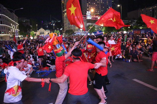CĐV ở TP.HCM ôm nhau nhảy múa mừng chiến thắng 3-0 của ĐT Việt Nam trước Myanmar - Ảnh 11.