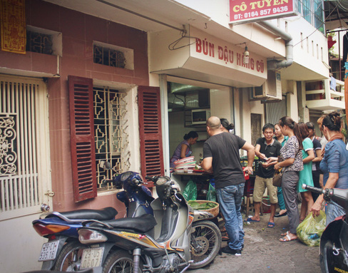 Những quán ăn không thể vội ở Hà Nội, đông nghịt người xếp hàng vì toàn món ngon trứ danh - Ảnh 12.