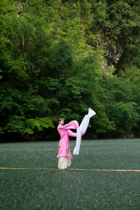 Cô gái sở hữu tuyệt kỹ lướt trên mặt nước gần thất truyền, biểu diễn trên sông như bước ra từ phim võ hiệp - Ảnh 4.