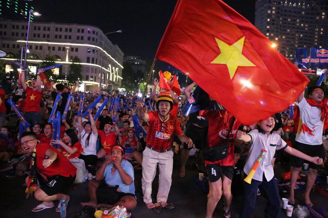 CĐV ở TP.HCM ôm nhau nhảy múa mừng chiến thắng 3-0 của ĐT Việt Nam trước Myanmar - Ảnh 9.