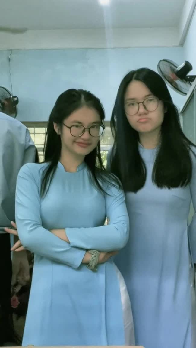 2 nữ sinh trường chuyên mượn nick bạn quay clip TikTok, ai ngờ lên ngay xu hướng vì diện áo dài quá xinh! - Ảnh 2.