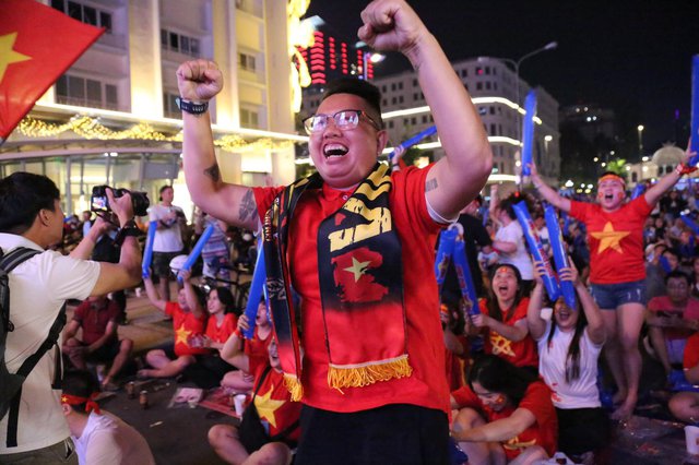 CĐV ở TP.HCM &ocirc;m nhau nhảy m&uacute;a mừng chiến thắng 3-0 của ĐT Việt Nam trước Myanmar - Ảnh 7.