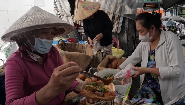 Hàng bánh mì xíu mại có tuổi đời hơn 40 năm khiến chàng du khách Mỹ mê mẩn, mua nhiều đến nỗi chủ quán quen mặt - Ảnh 4.