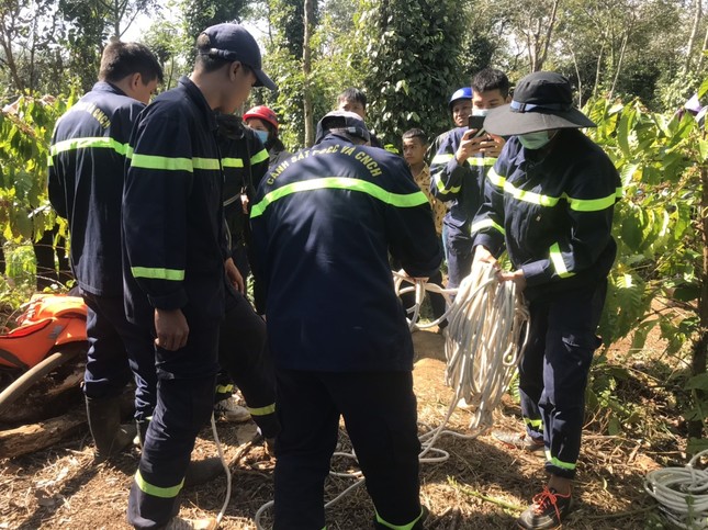 Theo bà ra vườn, bé trai 3 tuổi ở Đắk Lắk rơi xuống giếng tử vong - Ảnh 2.