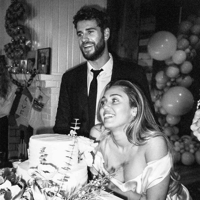 Chỉ với chiếc đầm 32 tuổi, Miley Cyrus vạch cho cả thế giới biết trò mèo mả gà đồng của chồng cũ với cô đại minh tinh - Ảnh 1.