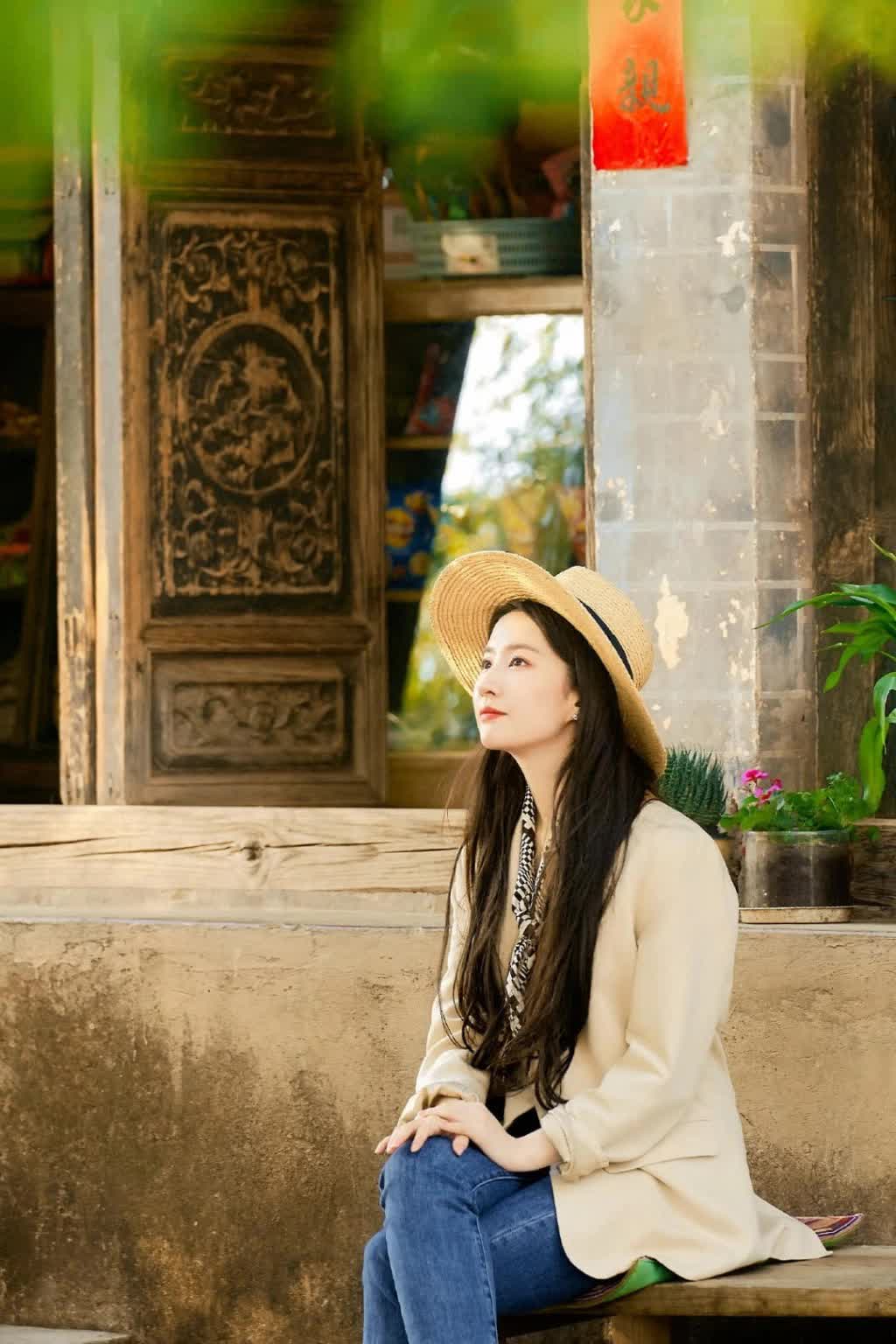 Nữ chính mặc đẹp nhất màn ảnh Hoa ngữ đợt này hẳn là Lưu Diệc Phi: Style thôn nữ hút mắt, ngắm 1000 lần vẫn mê - Ảnh 16. Nữ chính mặc đẹp nhất màn ảnh Hoa ngữ đợt này hẳn là Lưu Diệc Phi: Style thôn nữ hút mắt, ngắm 1000 lần vẫn mê - Ảnh 16.