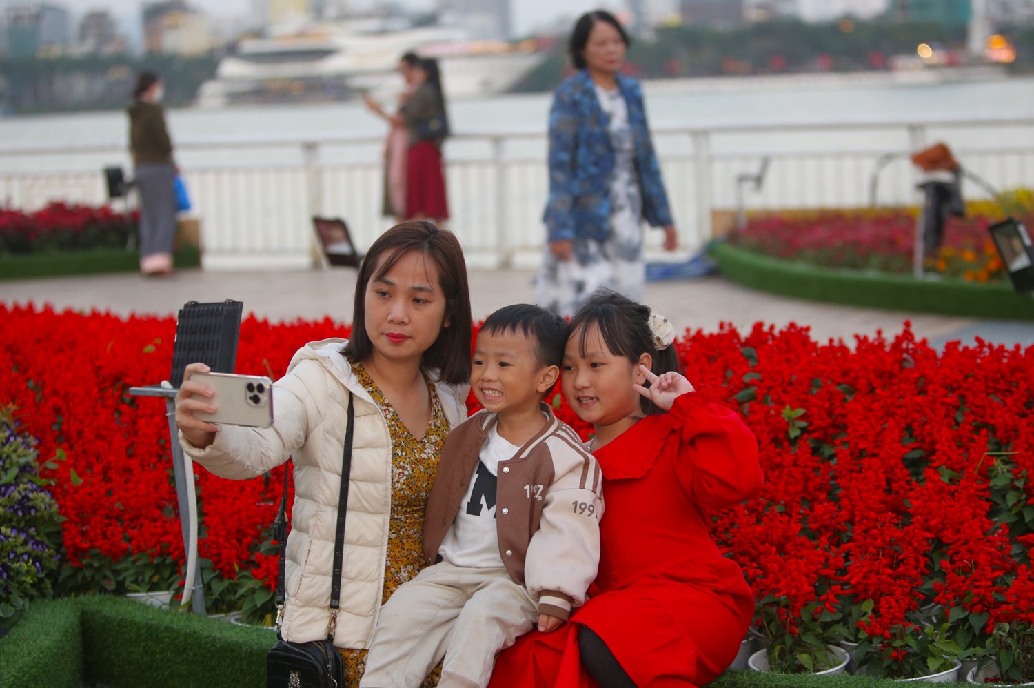 Đà Nẵng giữ lại đường hoa Xuân thêm 1 tuần để người dân và du khách check-in - Ảnh 13.