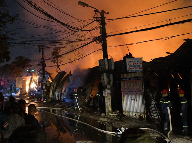 Cháy lớn tại dãy xưởng tạm, lực lượng PCCC & CNCH Hà Nội căng mình dập lửa trong giá lạnh - Ảnh 1.