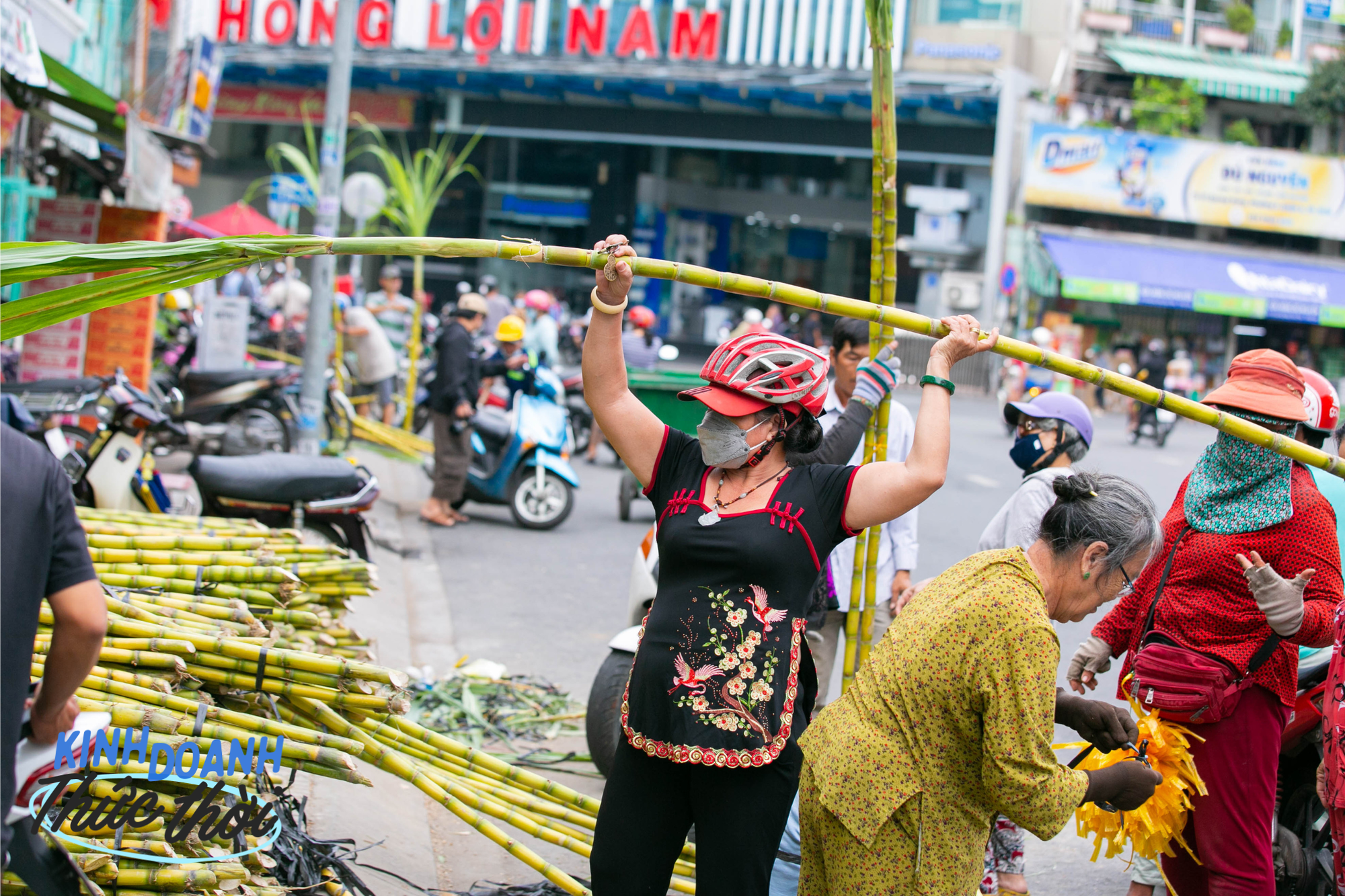 Kiếm hàng chục triệu chưa đầy 24 giờ nhờ phong tục mua mía vàng cúng vía Trời ở Sài Gòn - Ảnh 13.