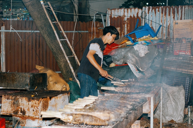 Lò cá lóc nướng lớn nhất TPHCM đỏ lửa xuyên đêm chuẩn bị cho ngày vía Thần Tài - Ảnh 17.