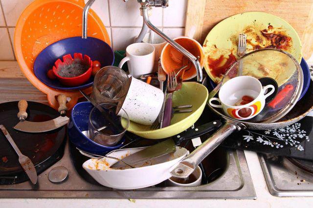 6 thói quen rửa bát khiến vi khuẩn bám đầy bát đĩa, vì sức khỏe cả gia đình bạn nên thay đổi ngay - Ảnh 2.
